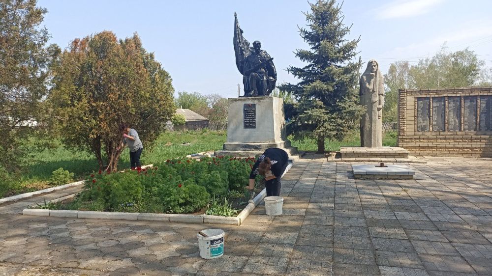 В Белокуракинском округе активно ведутся работы по благоустройству памятников, что особенно важно в преддверии празднования 80-летия Победы в Великой Отечественной войне В Белокуракинском округе активно ведутся работы по благоустройству памятников, что особенно важно в преддверии празднования 80-летия Победы в Великой Отечественной войне
