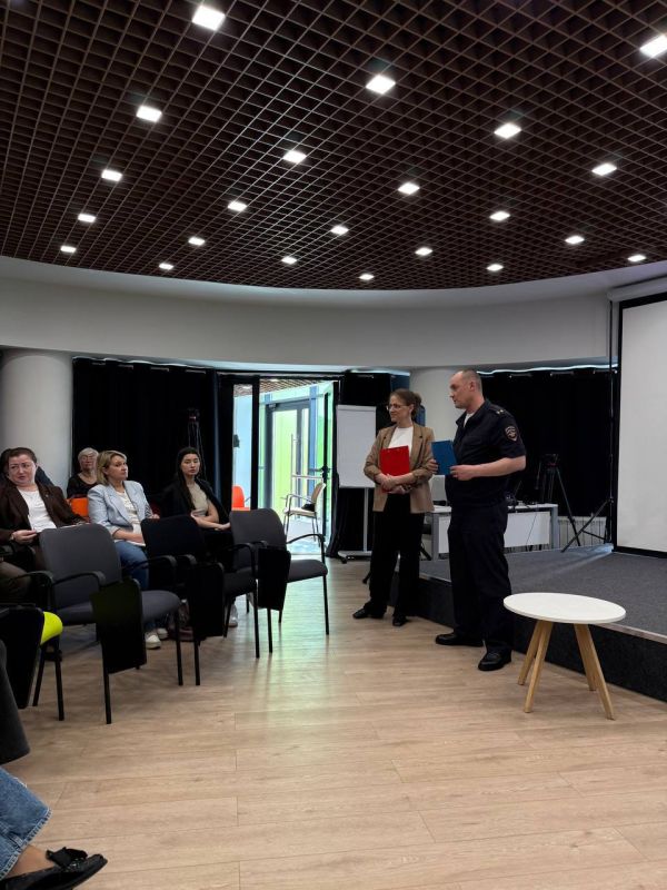 Представитель МВД по Луганской Народной Республике провёл лекцию о противодействии коррупции для госслужащих Представитель МВД по Луганской Народной Республике провёл лекцию о противодействии коррупции для госслужащих