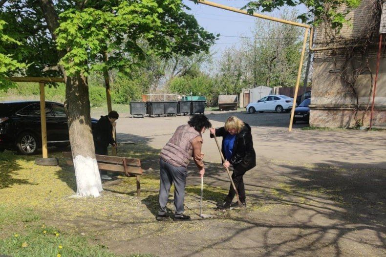 На детских площадках «Пятачок» и «Сказка» провели уборку территорий На детских площадках «Пятачок» и «Сказка» провели уборку территорий