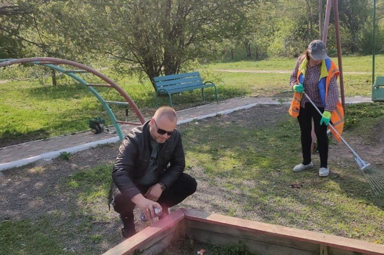 На детских площадках «Пятачок» и «Сказка» провели уборку территорий На детских площадках «Пятачок» и «Сказка» провели уборку территорий