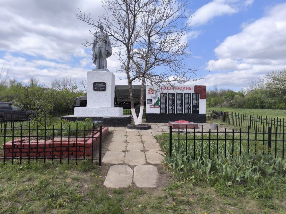 В селе Зеленодольское Антрацитовского муниципального округа активно продолжаются работы по благоустройству памятников В селе Зеленодольское Антрацитовского муниципального округа активно продолжаются работы по благоустройству памятников