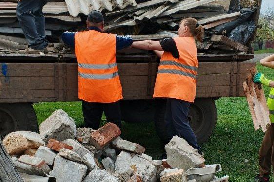 Сотрудники МУП «Благоустройство «СМО» продолжают активно трудиться над улучшением облика Свердловского муниципального округа, реагируя на обращения граждан и выполняя плановые работы Сотрудники МУП «Благоустройство «СМО» продолжают активно трудиться над улучшением облика Свердловского муниципального округа, реагируя на обращения граждан и выполняя плановые работы