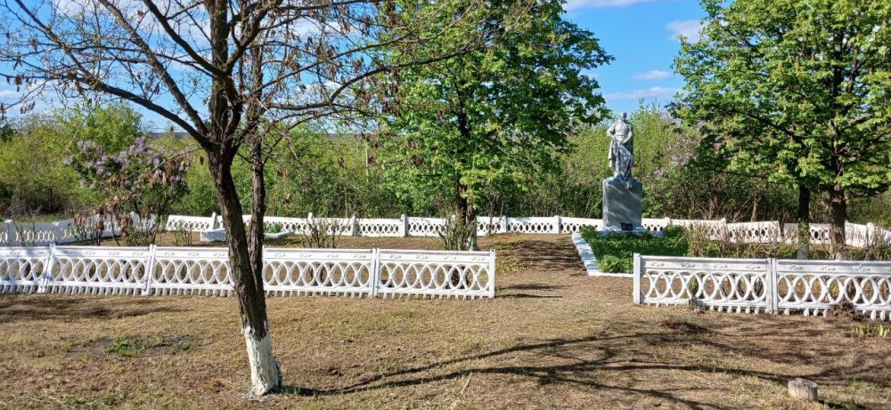 Фотофакт: сегодня в пгт Изварино сотрудники ОПЖ п. Поречье, пгт Изварино, пгт Урало-Кавказ провели субботник по благоустройству «Братской могилы советских воинов» Фотофакт: сегодня в пгт Изварино сотрудники ОПЖ п. Поречье, пгт Изварино, пгт Урало-Кавказ провели субботник по благоустройству «Братской могилы советских воинов»