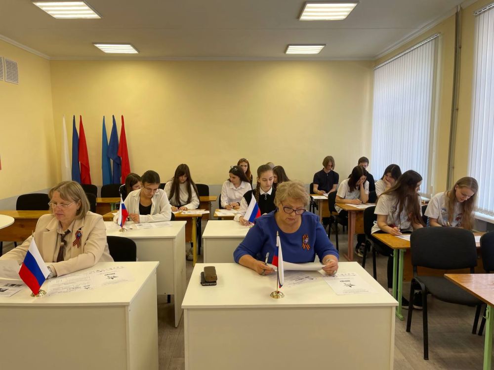 Депутат от партии "ЕДИНАЯ РОССИЯ" Татьяна Мокрий написала «Диктант» в Станично-Луганской средней школе имени И. Н. Мороза с. Николаевка Депутат от партии "ЕДИНАЯ РОССИЯ" Татьяна Мокрий написала «Диктант» в Станично-Луганской средней школе имени И. Н. Мороза с. Николаевка