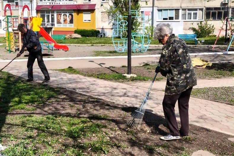 На детских площадках «Пятачок» и «Сказка» провели уборку территорий На детских площадках «Пятачок» и «Сказка» провели уборку территорий