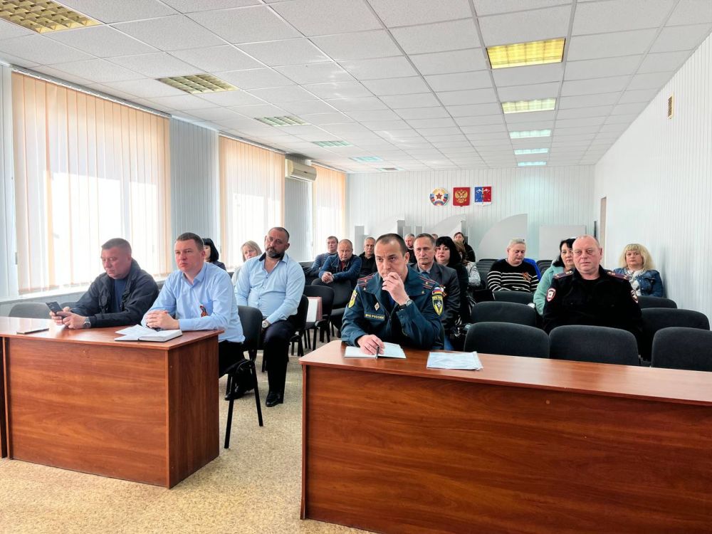 Альберт Зинченко: Сегодня провел заседание комиссии по предупреждению и ликвидации чрезвычайных ситуаций и обеспечению пожарной безопасности Станично-Луганского МО ЛНР Альберт Зинченко: Сегодня провел заседание комиссии по предупреждению и ликвидации чрезвычайных ситуаций и обеспечению пожарной безопасности Станично-Луганского МО ЛНР