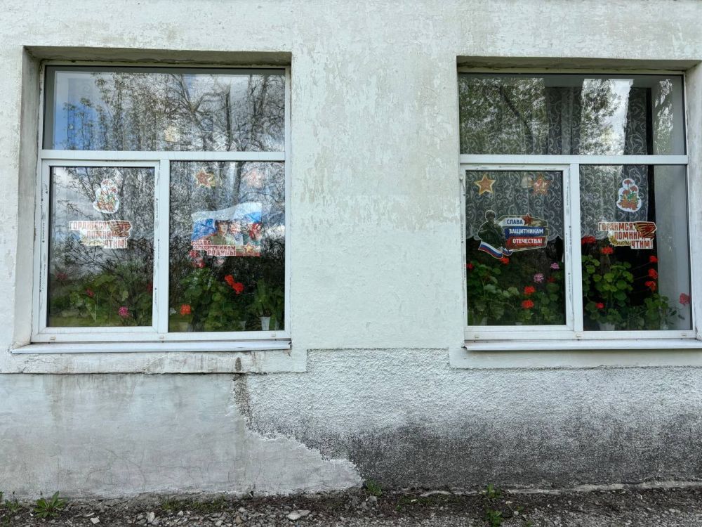 В рамках Всероссийской акции «Окна Победы», активисты Кировского местного отделения партии «Единая Россия», оформили окна в образовательных учреждениях с помощью рисунков, трафаретов, фотографий, посвященной знаменательной... В рамках Всероссийской акции «Окна Победы», активисты Кировского местного отделения партии «Единая Россия», оформили окна в образовательных учреждениях с помощью рисунков, трафаретов, фотографий, посвященной знаменательной...