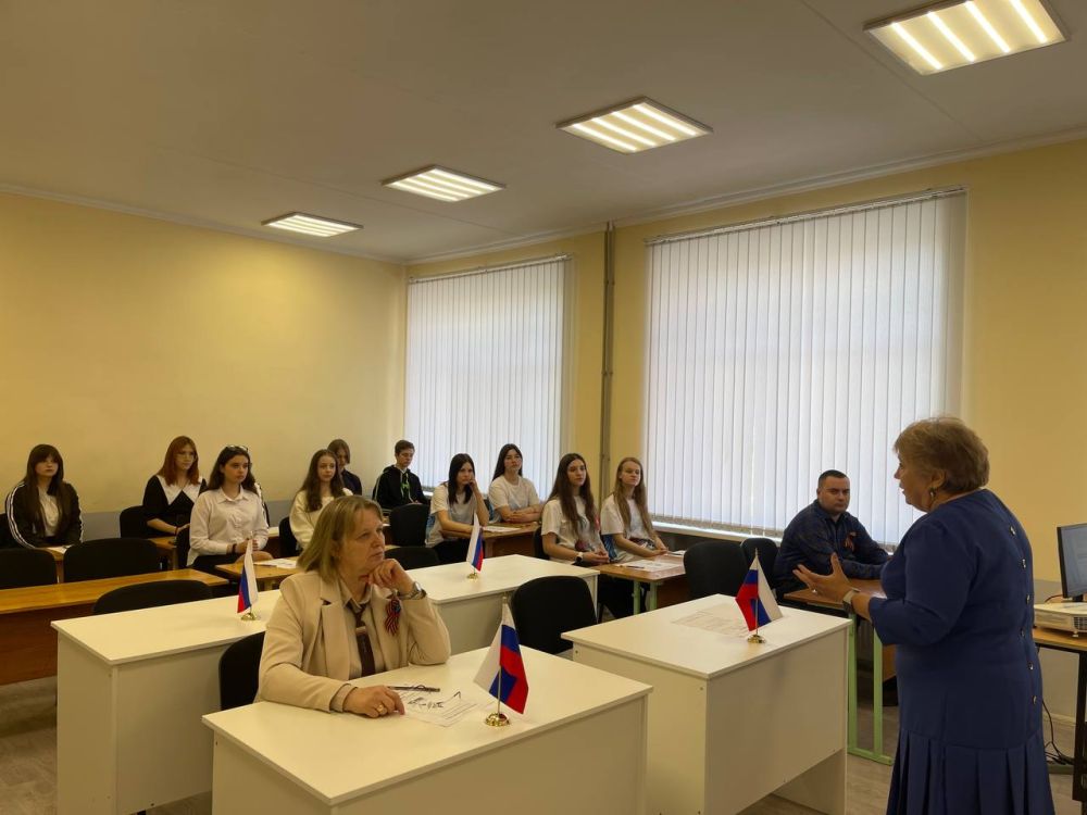 Депутат от партии "ЕДИНАЯ РОССИЯ" Татьяна Мокрий написала «Диктант» в Станично-Луганской средней школе имени И. Н. Мороза с. Николаевка Депутат от партии "ЕДИНАЯ РОССИЯ" Татьяна Мокрий написала «Диктант» в Станично-Луганской средней школе имени И. Н. Мороза с. Николаевка