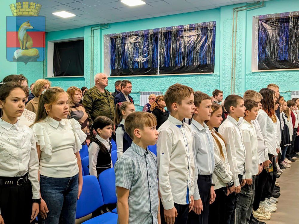 Еще одна "Парта Героя" партийного проекта "Новая школа" ВПП"Единая Россия" открыта в одной из школ Лисичанска Еще одна "Парта Героя" партийного проекта "Новая школа" ВПП"Единая Россия" открыта в одной из школ Лисичанска