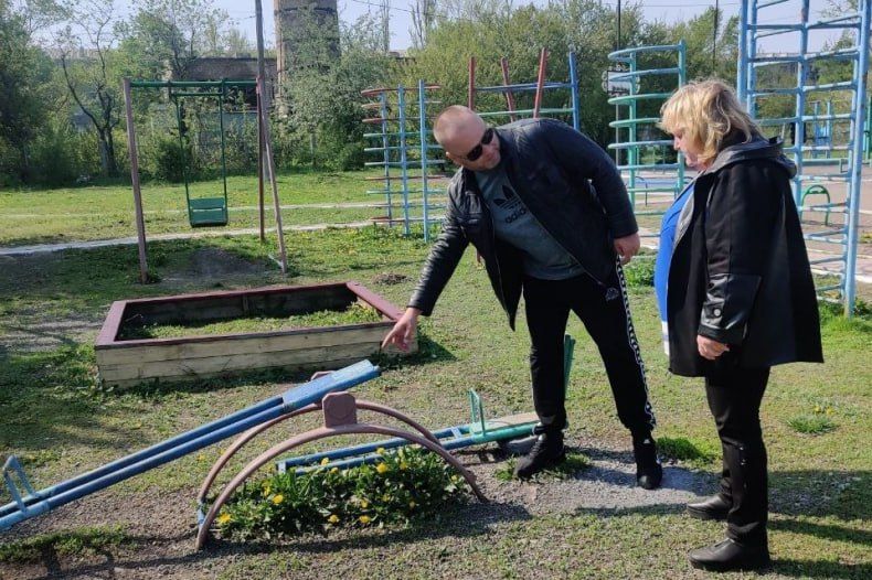 На детских площадках «Пятачок» и «Сказка» провели уборку территорий На детских площадках «Пятачок» и «Сказка» провели уборку территорий