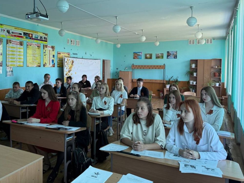 Заместитель председателя Совета Станично-Луганского МО Наталья Ушакова написала тест в Станично-Луганской специализированной школе пгт Петровка Заместитель председателя Совета Станично-Луганского МО Наталья Ушакова написала тест в Станично-Луганской специализированной школе пгт Петровка