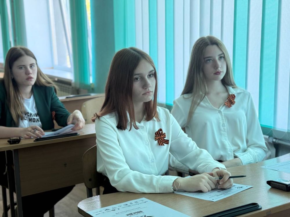Заместитель председателя Совета Станично-Луганского МО Наталья Ушакова написала тест в Станично-Луганской специализированной школе пгт Петровка Заместитель председателя Совета Станично-Луганского МО Наталья Ушакова написала тест в Станично-Луганской специализированной школе пгт Петровка