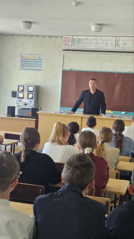 Врач общей практики из ГБУЗ "НЦРМБ" ЛНР провел профориентационную беседу для школьников Каменской ООШ Врач общей практики из ГБУЗ "НЦРМБ" ЛНР провел профориентационную беседу для школьников Каменской ООШ