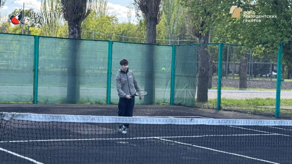 Сегодня ребята из Молодёжки Народного фронта провели активную тренировку по теннису! Сегодня ребята из Молодёжки Народного фронта провели активную тренировку по теннису!