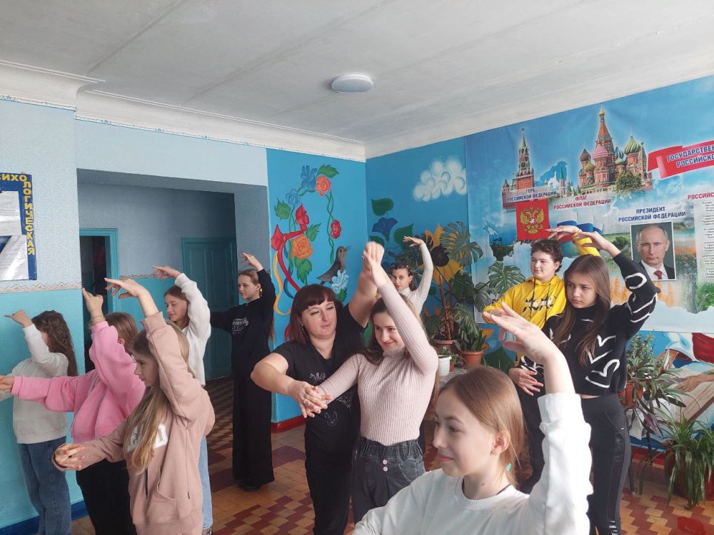 Сегодня в Ясеновской школе № 2 им. Д.В. Лазутина прошёл яркий и запоминающийся "День танца", который стал настоящим праздником для всех учащихся и их родителей Сегодня в Ясеновской школе № 2 им. Д.В. Лазутина прошёл яркий и запоминающийся "День танца", который стал настоящим праздником для всех учащихся и их родителей