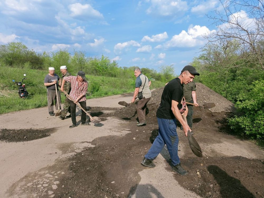 25.04.2025г. жителями кв. Юбилейный был произведён субботник на участке дороги, которая идёт на квартал 25.04.2025г. жителями кв. Юбилейный был произведён субботник на участке дороги, которая идёт на квартал