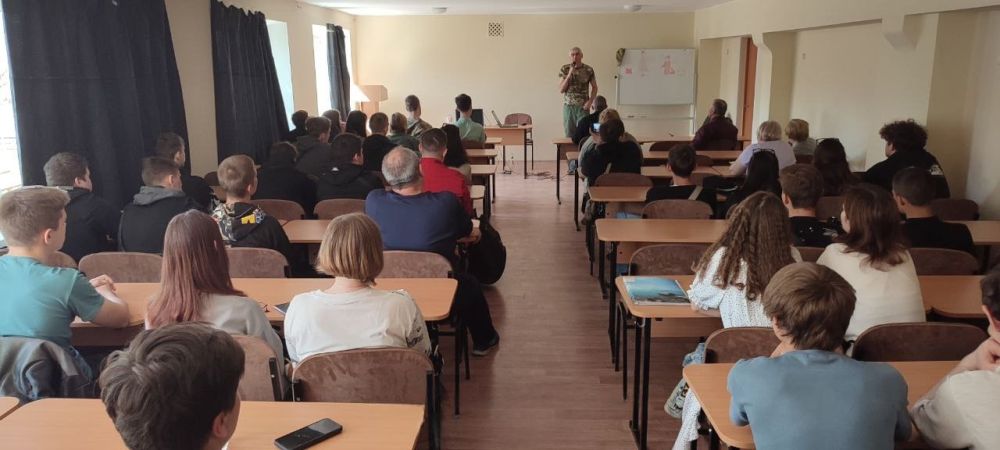 Ветераны Прикамья провели Уроки мужества в школах и колледже Северодонецка Ветераны Прикамья провели Уроки мужества в школах и колледже Северодонецка