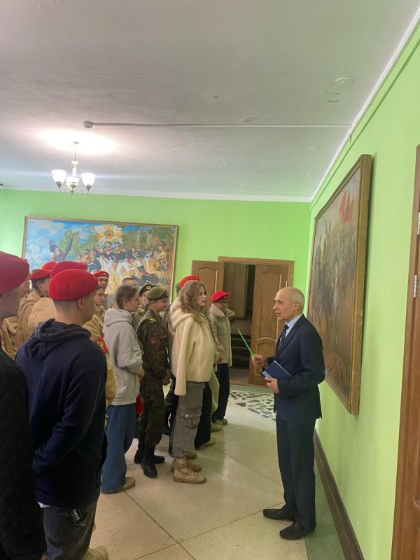 Юнармейцы из Беловодска посетили музейный клуб НВВКУ «Звезда» в Новосибирской области Юнармейцы из Беловодска посетили музейный клуб НВВКУ «Звезда» в Новосибирской области
