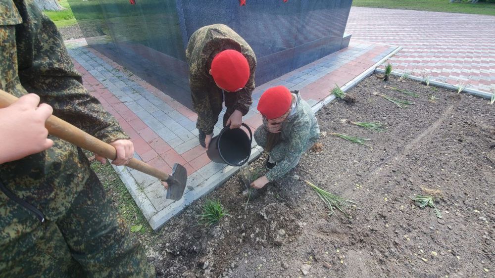 28 апреля юнармейцы отряда "Наследники Ворошилова" ГБОУ ЛНР "ГОРОДИЩЕНСКАЯ СШ" приняли участие в ежегодной Всероссийской акции "Верни герою имя" приуроченной 80-й годовщине Великой Победы! 28 апреля юнармейцы отряда "Наследники Ворошилова" ГБОУ ЛНР "ГОРОДИЩЕНСКАЯ СШ" приняли участие в ежегодной Всероссийской акции "Верни герою имя" приуроченной 80-й годовщине Великой Победы!