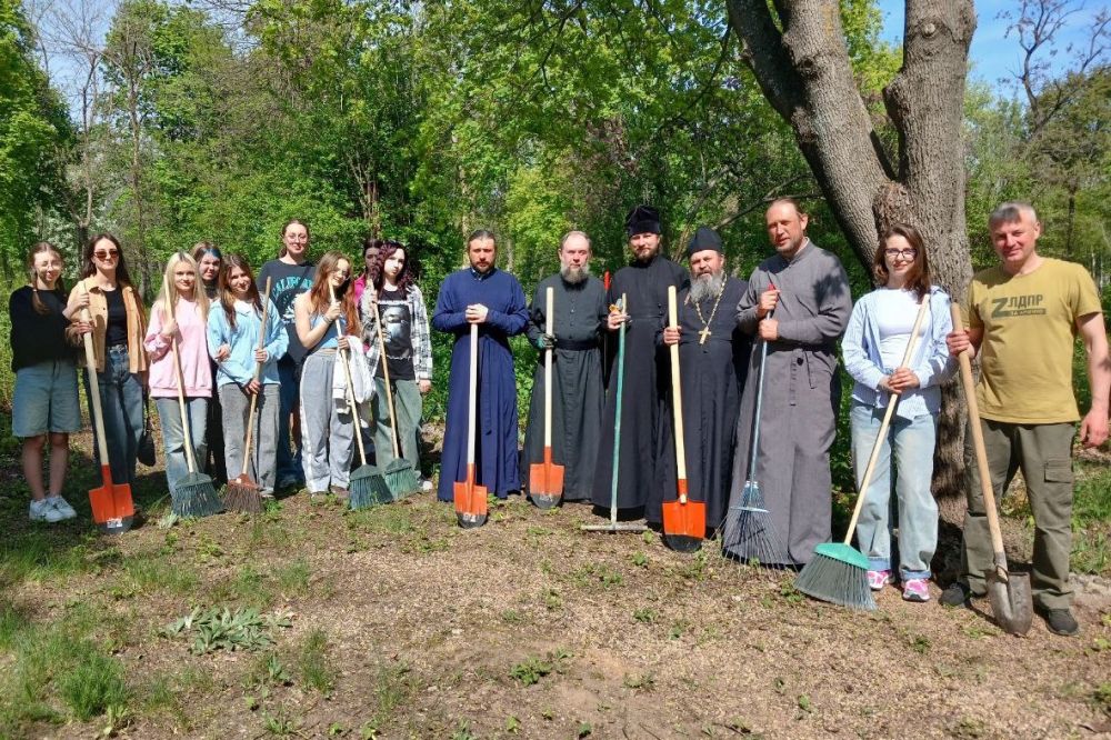 Молодёжь округа и духовенство принимает активное участие уборке территории округа Молодёжь округа и духовенство принимает активное участие уборке территории округа