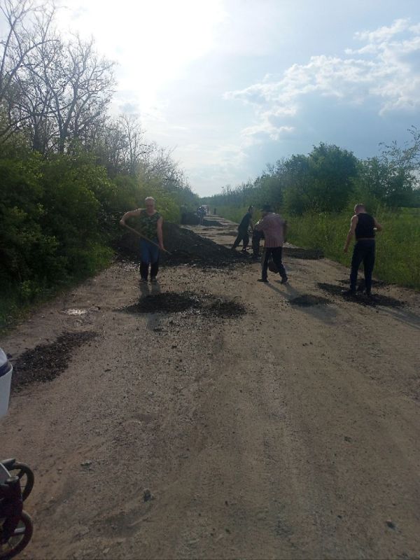 25.04.2025г. жителями кв. Юбилейный был произведён субботник на участке дороги, которая идёт на квартал 25.04.2025г. жителями кв. Юбилейный был произведён субботник на участке дороги, которая идёт на квартал