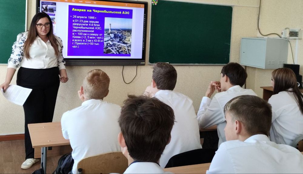 В Брянковской средней школе № 4 заместитель директора по воспитательной работе Мария Лисянская провела круглый стол на тему «Чернобыль – наша боль и память» для учащихся старших классов В Брянковской средней школе № 4 заместитель директора по воспитательной работе Мария Лисянская провела круглый стол на тему «Чернобыль – наша боль и память» для учащихся старших классов
