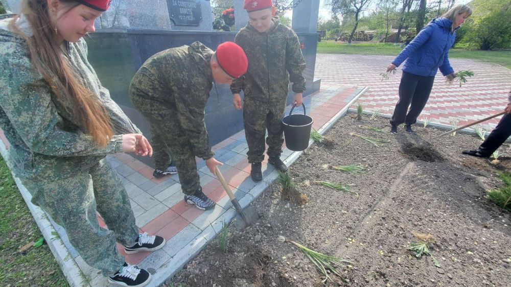 28 апреля юнармейцы отряда "Наследники Ворошилова" ГБОУ ЛНР "ГОРОДИЩЕНСКАЯ СШ" приняли участие в ежегодной Всероссийской акции "Верни герою имя" приуроченной 80-й годовщине Великой Победы! 28 апреля юнармейцы отряда "Наследники Ворошилова" ГБОУ ЛНР "ГОРОДИЩЕНСКАЯ СШ" приняли участие в ежегодной Всероссийской акции "Верни герою имя" приуроченной 80-й годовщине Великой Победы!