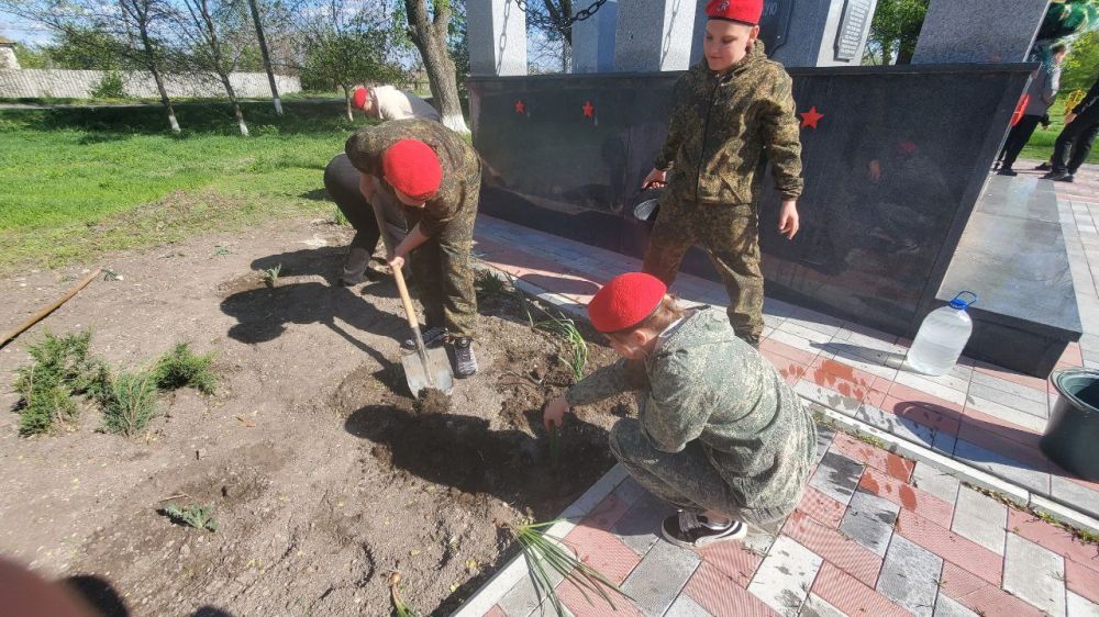28 апреля юнармейцы отряда "Наследники Ворошилова" ГБОУ ЛНР "ГОРОДИЩЕНСКАЯ СШ" приняли участие в ежегодной Всероссийской акции "Верни герою имя" приуроченной 80-й годовщине Великой Победы! 28 апреля юнармейцы отряда "Наследники Ворошилова" ГБОУ ЛНР "ГОРОДИЩЕНСКАЯ СШ" приняли участие в ежегодной Всероссийской акции "Верни герою имя" приуроченной 80-й годовщине Великой Победы!