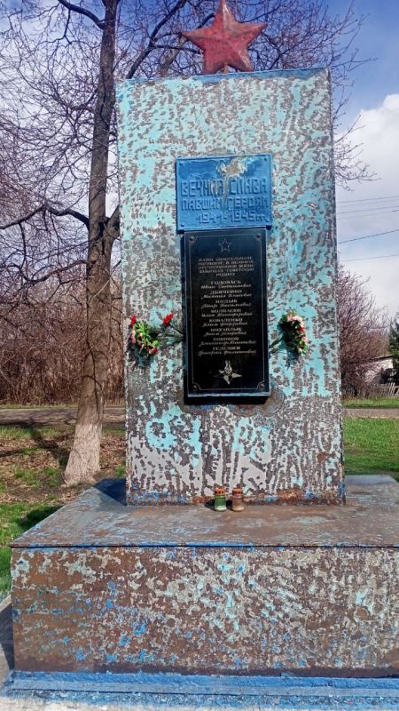 В поселке Индустрия Антрацитовского муниципального округа сотрудники отдела по делам территорий и неравнодушные граждане продолжают благоустраивать памятные места В поселке Индустрия Антрацитовского муниципального округа сотрудники отдела по делам территорий и неравнодушные граждане продолжают благоустраивать памятные места