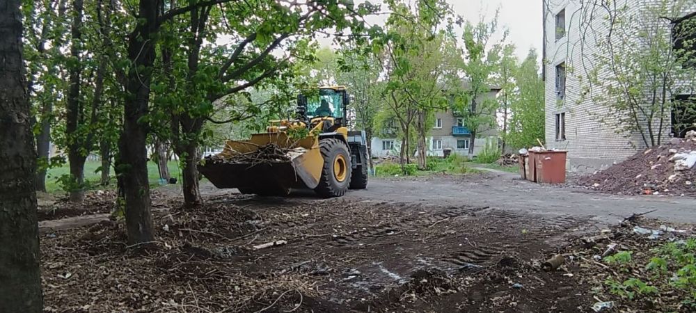 Зачистка мусорных контейнерных площадок в посёлке Дубовский Зачистка мусорных контейнерных площадок в посёлке Дубовский