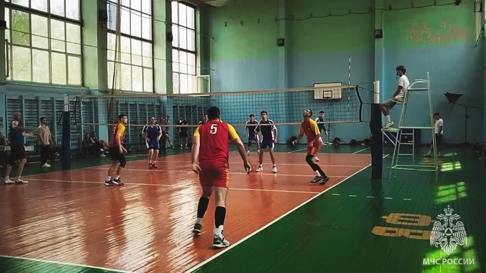 Сотрудники Главного управления МЧС России по ЛНР впервые приняли участие в волейбольном турнире «Кубок Звезды»