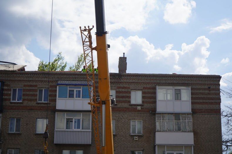 В Свердловске начались работы по капремонту кровли многоквартирного дома №52 по улице Энгельса В Свердловске начались работы по капремонту кровли многоквартирного дома №52 по улице Энгельса
