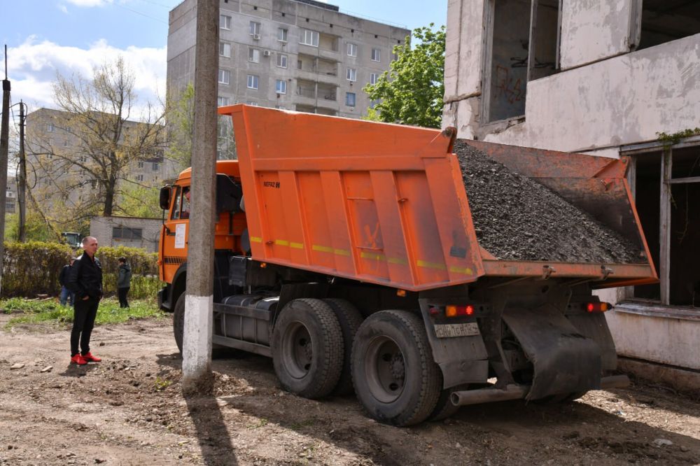 Красноярские строители провели субботник в Свердловском Семейном центре Красноярские строители провели субботник в Свердловском Семейном центре