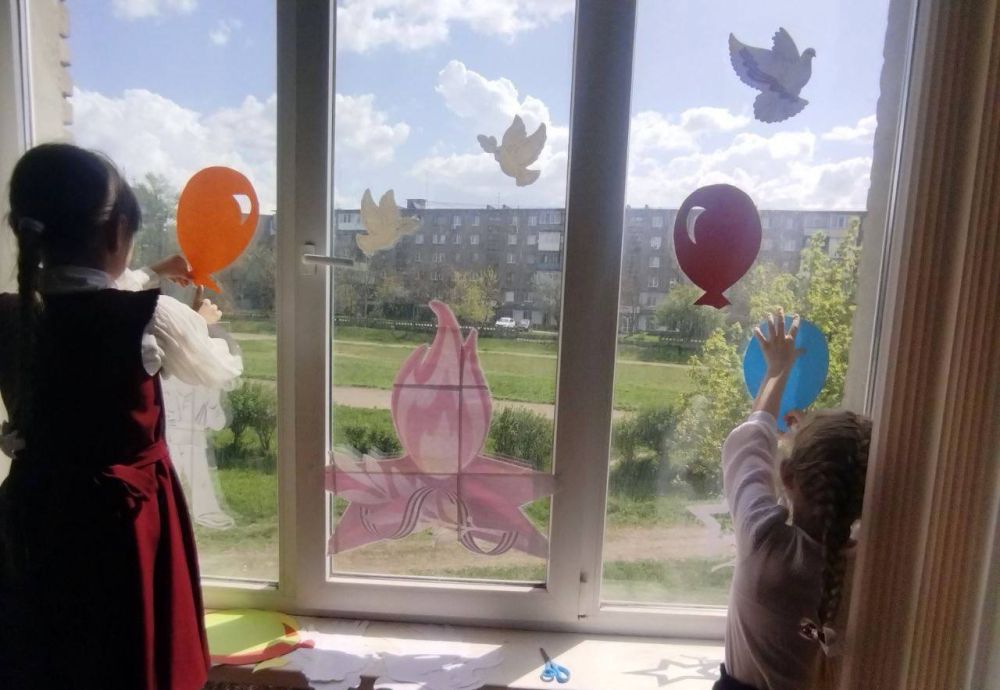 В учреждениях образования продолжается патриотическая акция «Окна Победы», посвященная 80-летию Победы в Великой Отечественной войне В учреждениях образования продолжается патриотическая акция «Окна Победы», посвященная 80-летию Победы в Великой Отечественной войне