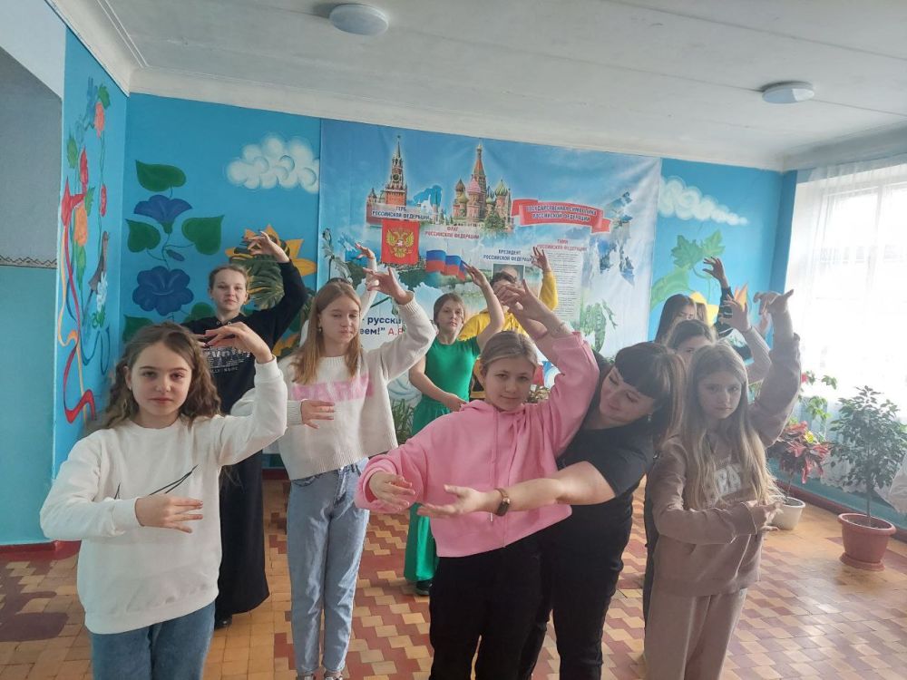 Сегодня в Ясеновской школе № 2 им. Д.В. Лазутина прошёл яркий и запоминающийся "День танца", который стал настоящим праздником для всех учащихся и их родителей Сегодня в Ясеновской школе № 2 им. Д.В. Лазутина прошёл яркий и запоминающийся "День танца", который стал настоящим праздником для всех учащихся и их родителей