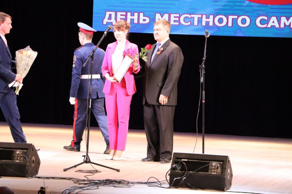 Представители Администрации городского округа Стаханов отмечены грамотами и благодарственными письмами по случаю профессионального праздника Представители Администрации городского округа Стаханов отмечены грамотами и благодарственными письмами по случаю профессионального праздника