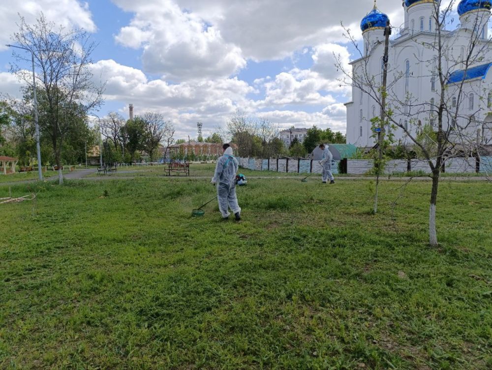В парке города Краснодона продолжаются субботники В парке города Краснодона продолжаются субботники