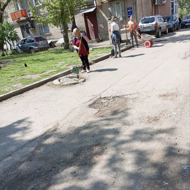 Уборка дворниками и вывоз веток — важные мероприятия для поддержания чистоты и порядка на территории Уборка дворниками и вывоз веток — важные мероприятия для поддержания чистоты и порядка на территории