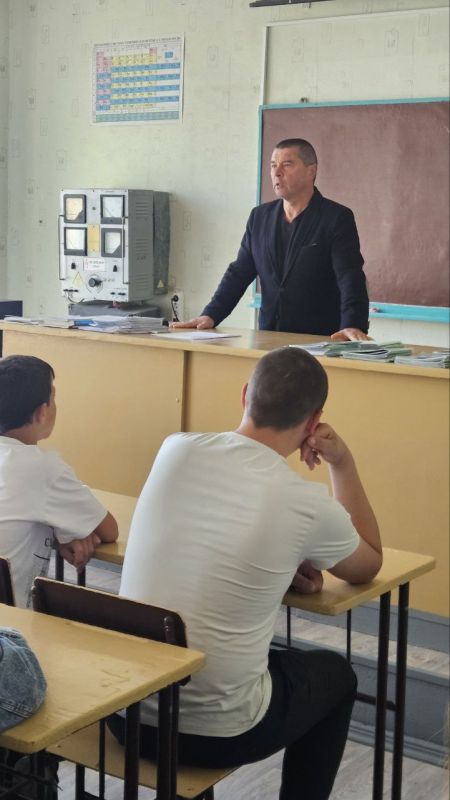 Врач общей практики из ГБУЗ "НЦРМБ" ЛНР провел профориентационную беседу для школьников Каменской ООШ Врач общей практики из ГБУЗ "НЦРМБ" ЛНР провел профориентационную беседу для школьников Каменской ООШ