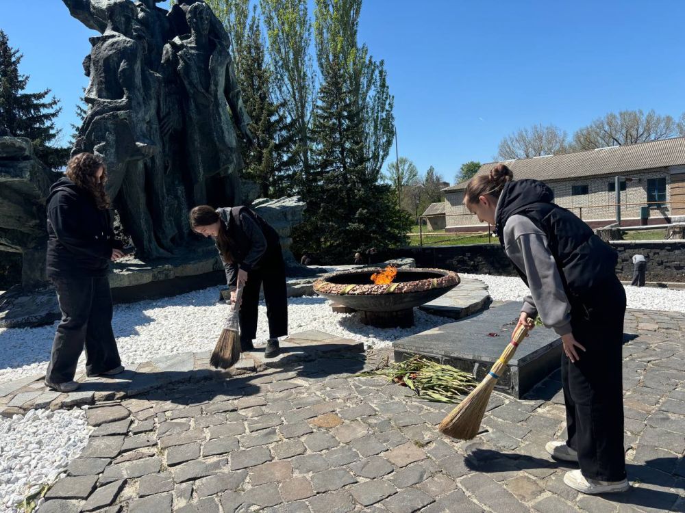 В рамках республиканской акции «Чистая Республика - 2025» и в преддверии празднования 80-летия Великой Победы, волонтерский отряды образовательных организаций города Ровеньки провели мероприятие по очистке мемориального... В рамках республиканской акции «Чистая Республика - 2025» и в преддверии празднования 80-летия Великой Победы, волонтерский отряды образовательных организаций города Ровеньки провели мероприятие по очистке мемориального...