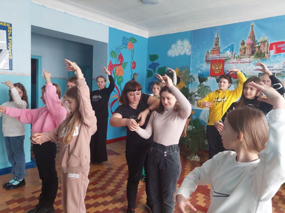 Сегодня в Ясеновской школе № 2 им. Д.В. Лазутина прошёл яркий и запоминающийся "День танца", который стал настоящим праздником для всех учащихся и их родителей Сегодня в Ясеновской школе № 2 им. Д.В. Лазутина прошёл яркий и запоминающийся "День танца", который стал настоящим праздником для всех учащихся и их родителей