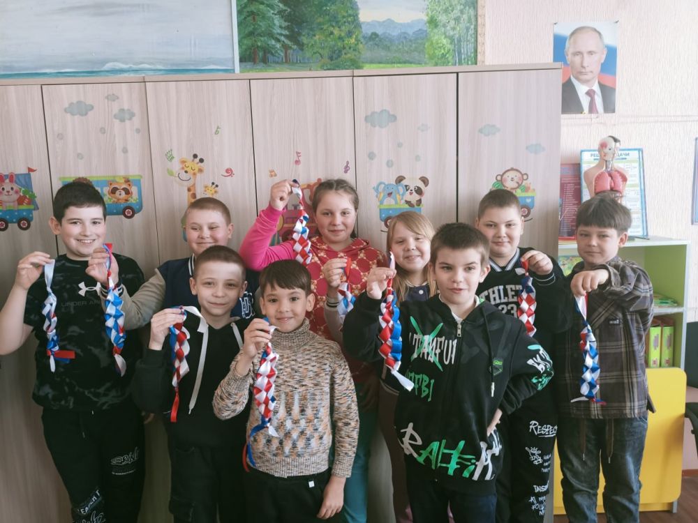 В рамках акции «Все для Победы» обучающиеся Государственного бюджетного общеобразовательного учреждения Луганской Народной Республики «Северодонецкая средняя школа №15» изготовили браслеты-обереги для защитников России В рамках акции «Все для Победы» обучающиеся Государственного бюджетного общеобразовательного учреждения Луганской Народной Республики «Северодонецкая средняя школа №15» изготовили браслеты-обереги для защитников России