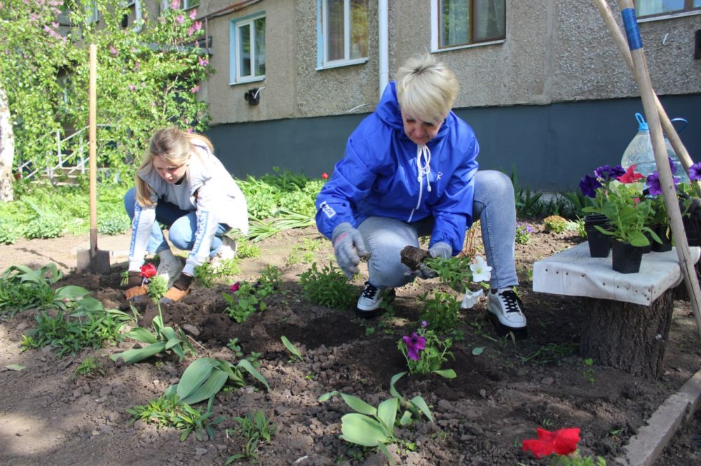 В рамках акции «Полисадник Победы» партии «Единая Россия» активисты высадили цветы у подъезда под окнами ветерана Великой Отечественной войны Назарова Виктора Николаевича В рамках акции «Полисадник Победы» партии «Единая Россия» активисты высадили цветы у подъезда под окнами ветерана Великой Отечественной войны Назарова Виктора Николаевича