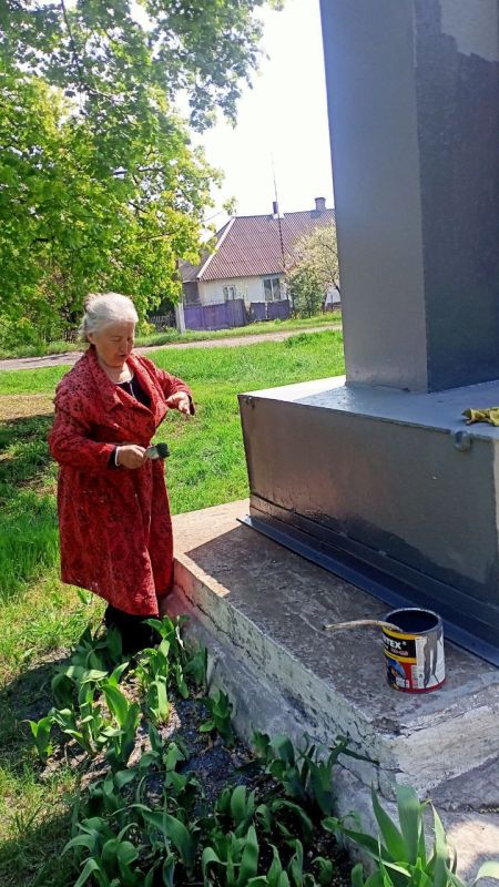 В поселке Индустрия Антрацитовского муниципального округа сотрудники отдела по делам территорий и неравнодушные граждане продолжают благоустраивать памятные места В поселке Индустрия Антрацитовского муниципального округа сотрудники отдела по делам территорий и неравнодушные граждане продолжают благоустраивать памятные места