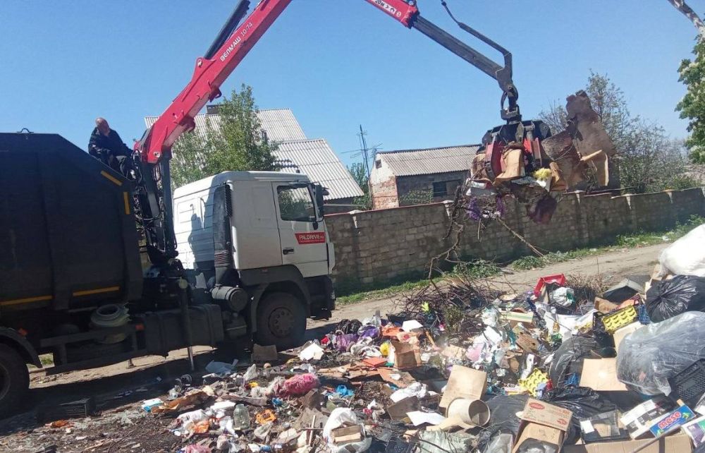 Коммунальные службы проводят работы на территории города Коммунальные службы проводят работы на территории города