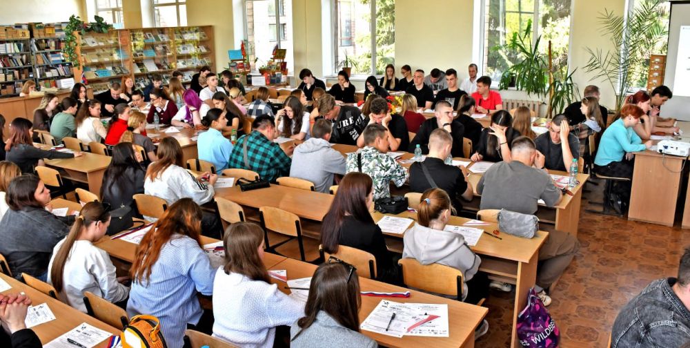 Жители ЛНР написали более 750 писем бойцам СВО Жители ЛНР написали более 750 писем бойцам СВО