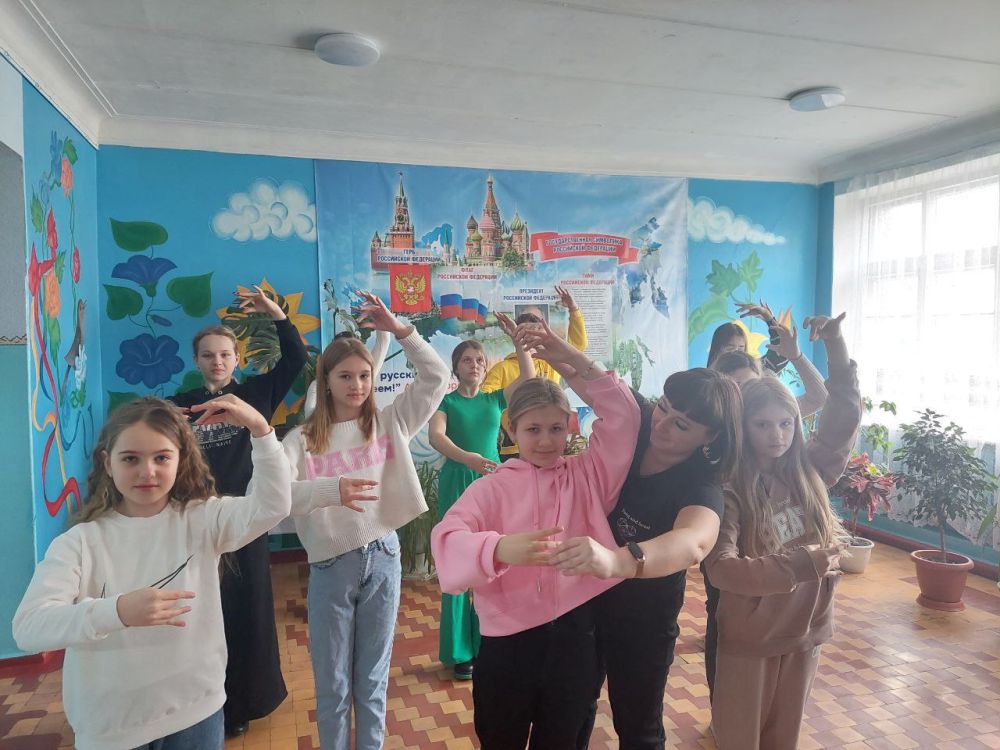Сегодня в Ясеновской школе № 2 им. Д.В. Лазутина прошёл яркий и запоминающийся "День танца", который стал настоящим праздником для всех учащихся и их родителей Сегодня в Ясеновской школе № 2 им. Д.В. Лазутина прошёл яркий и запоминающийся "День танца", который стал настоящим праздником для всех учащихся и их родителей