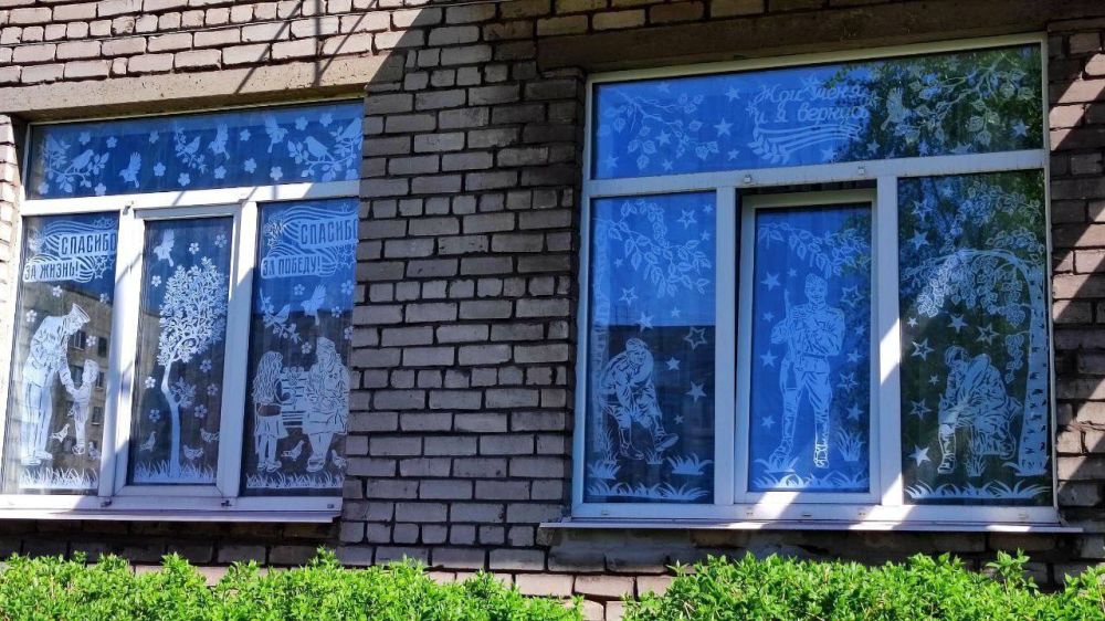 В учреждениях образования продолжается патриотическая акция «Окна Победы», посвященная 80-летию Победы в Великой Отечественной войне В учреждениях образования продолжается патриотическая акция «Окна Победы», посвященная 80-летию Победы в Великой Отечественной войне