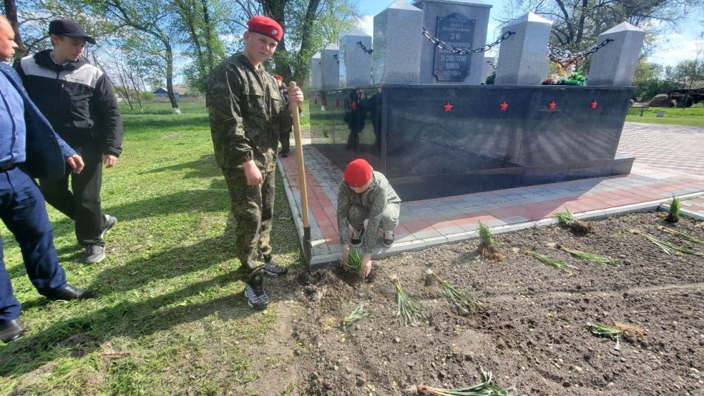 28 апреля юнармейцы отряда "Наследники Ворошилова" ГБОУ ЛНР "ГОРОДИЩЕНСКАЯ СШ" приняли участие в ежегодной Всероссийской акции "Верни герою имя" приуроченной 80-й годовщине Великой Победы! 28 апреля юнармейцы отряда "Наследники Ворошилова" ГБОУ ЛНР "ГОРОДИЩЕНСКАЯ СШ" приняли участие в ежегодной Всероссийской акции "Верни герою имя" приуроченной 80-й годовщине Великой Победы!