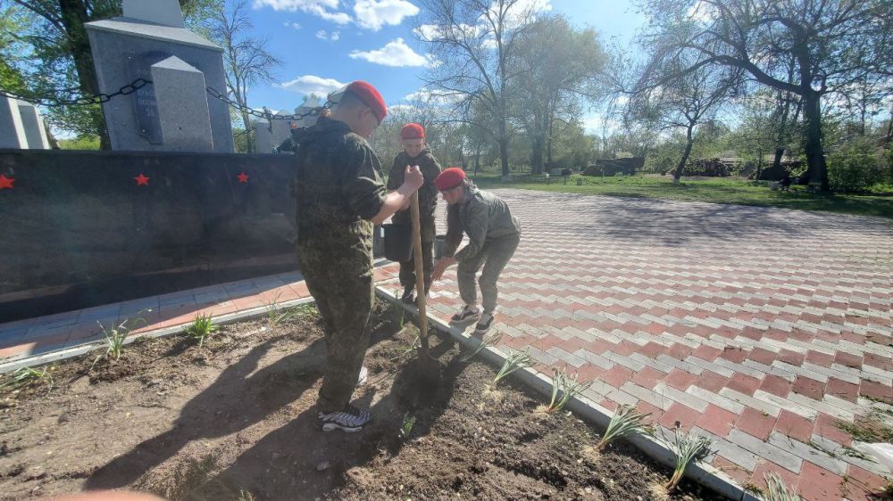 28 апреля юнармейцы отряда "Наследники Ворошилова" ГБОУ ЛНР "ГОРОДИЩЕНСКАЯ СШ" приняли участие в ежегодной Всероссийской акции "Верни герою имя" приуроченной 80-й годовщине Великой Победы! 28 апреля юнармейцы отряда "Наследники Ворошилова" ГБОУ ЛНР "ГОРОДИЩЕНСКАЯ СШ" приняли участие в ежегодной Всероссийской акции "Верни герою имя" приуроченной 80-й годовщине Великой Победы!
